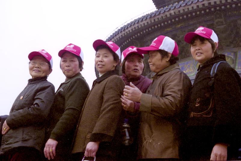 Des touristes chinoises prennent la pose au Temple du Ciel.