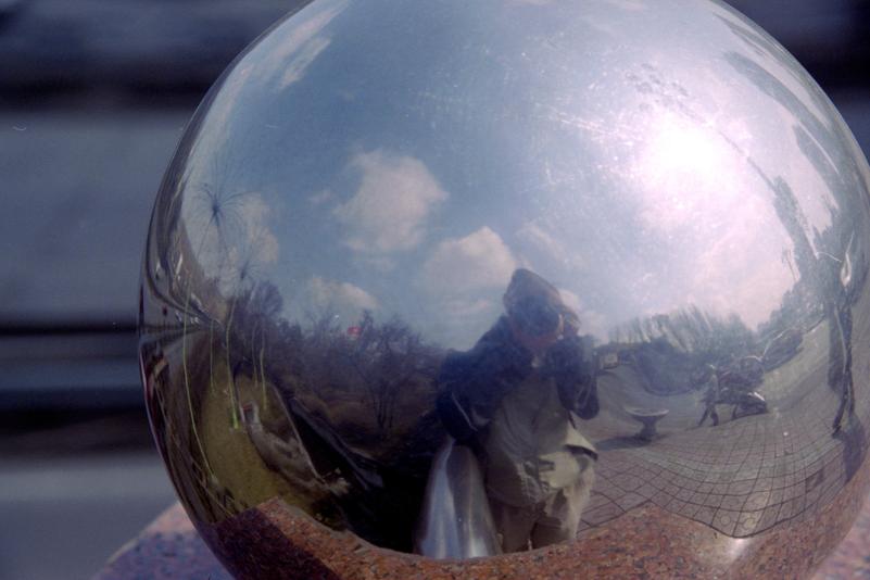 Autoportrait dans une sphère de métal.