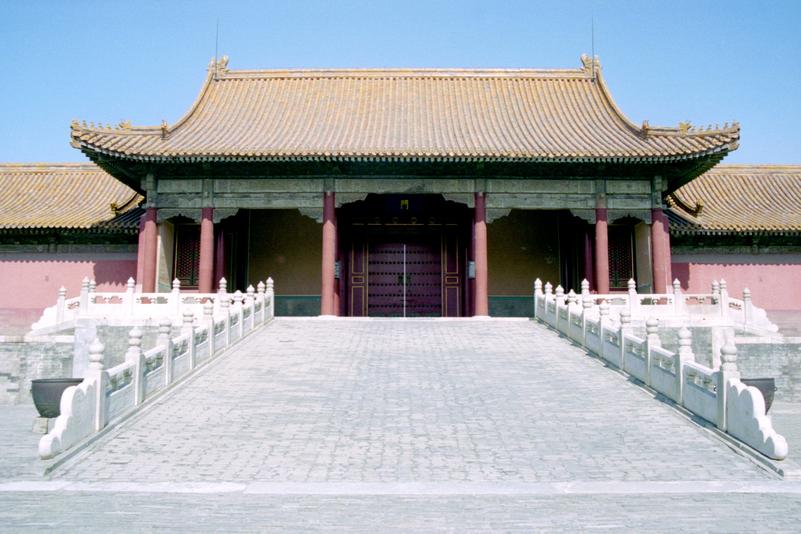 Une porte latérale près de la salle de l'Harmonie Suprême.