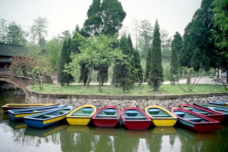 Des barques sont amarrées au Parc du Peuple de Chéngdū.