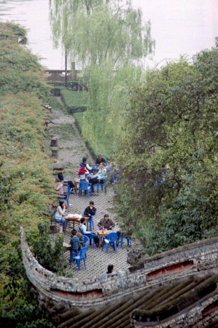 Des gens discutent au parc Wangjianglou.