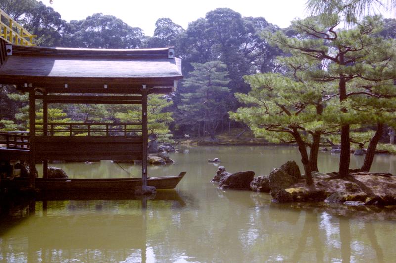 L'étang de Kyoko-chi, qui borde le temple d'or.