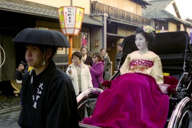 Une maïko dans un jinrikisha, lors de la parade du festival Hanatōro.
