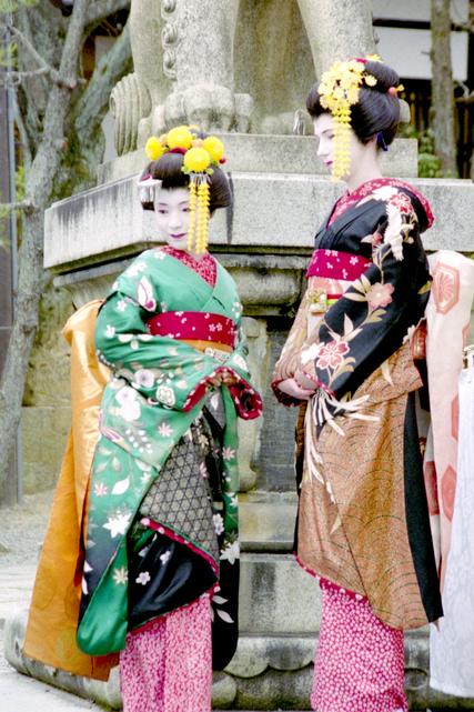 Deux maïkos s'apprêtent à visiter le temple Kiyomizu-dera.
