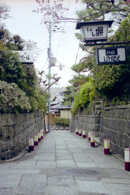 La ruelle Ishibe-Koji. Des lanternes ont été placées pour le festival Hanatōro.