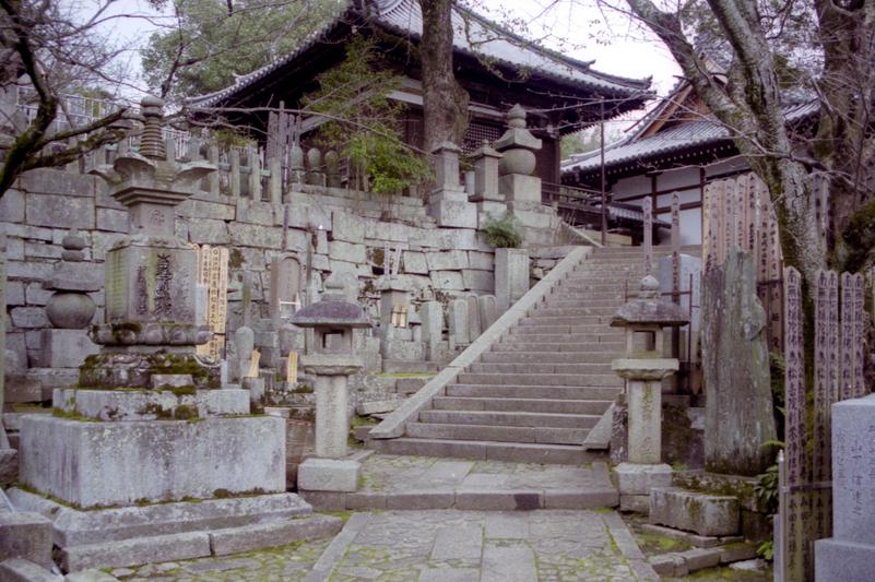 Le cimetière bouddhiste de Kurodani.