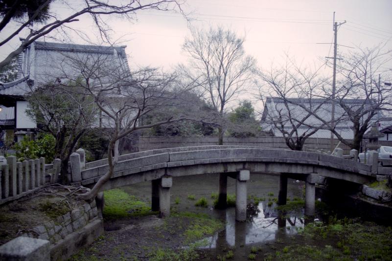 Le pont de pierre qui mène au temple de Kurodani.