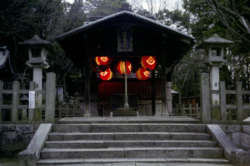 Lanternes dans un temple de Kyōto.