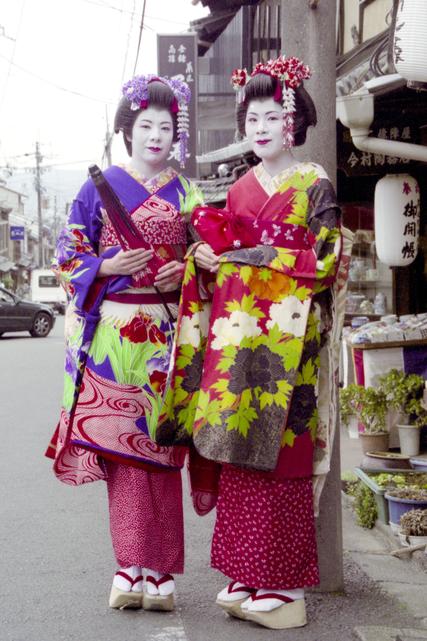 Deux maïkos prennent la pose dans les rues de Kyōto.