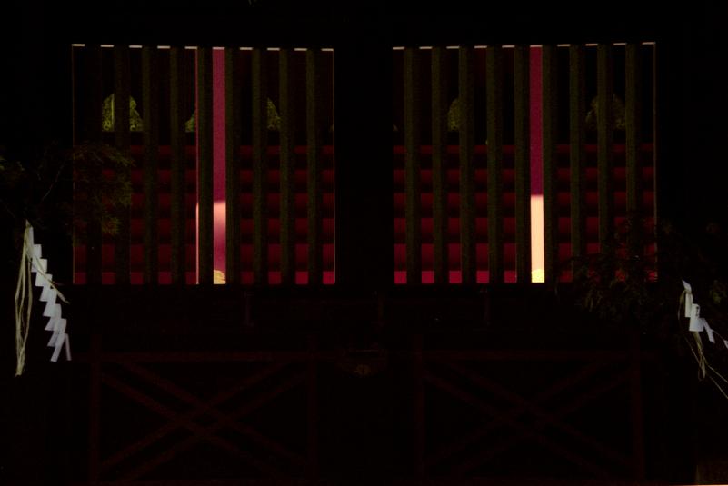 La lumière filtre à travers la porte d'un temple du sanctuaire de Nikkō.
