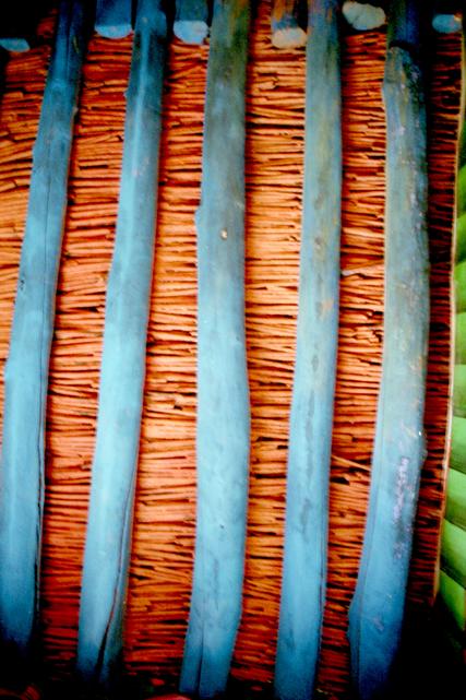 Détail d'un assemblage de pièces de bois peintes au monsatère de Tashi Lumpo.