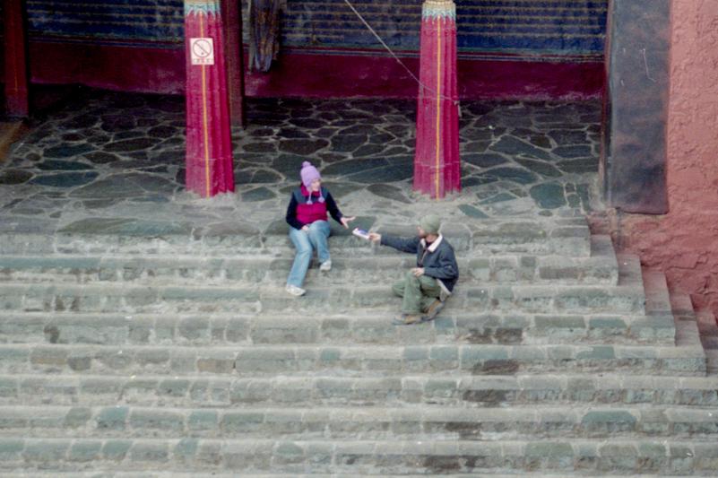 Deux touristes sur les marches du monastère de Tashi Lumpo.