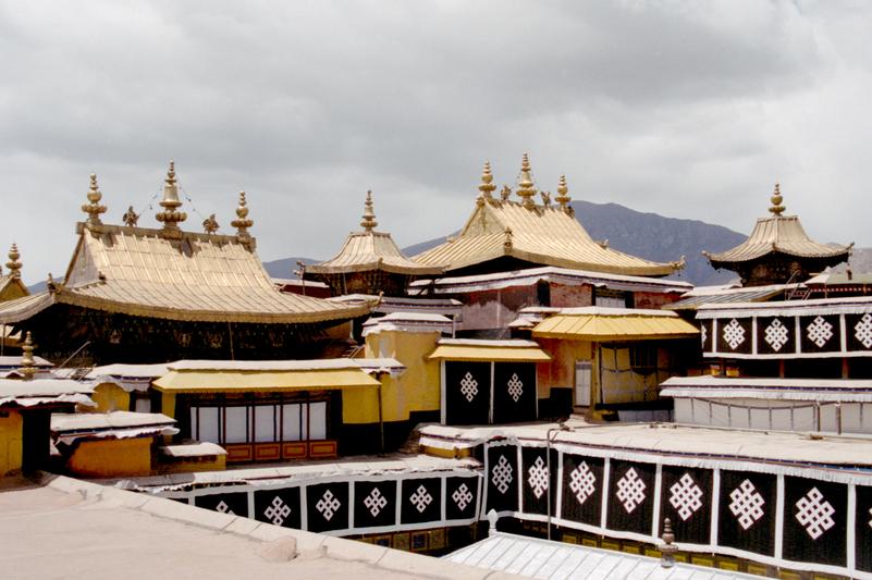 Les toits dorés du palais rouge du Potala.