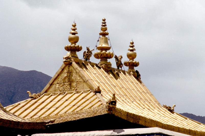 Un des toits dorés du palais rouge du Potala.