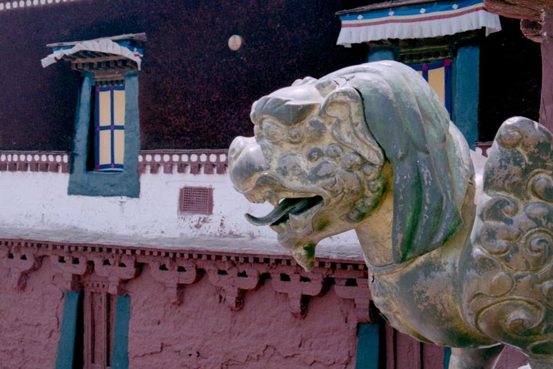 Une sculpture de lion, dans le palais du Potala.