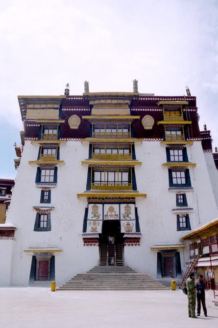 Le palais blanc, où se trouvent les quartiers du dalaï-lama et les bureaux de l'ancien gouvernement tibétain.