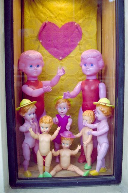 Poupées dans une vitrine de boutique, à l’occasion de la journée des poupées.