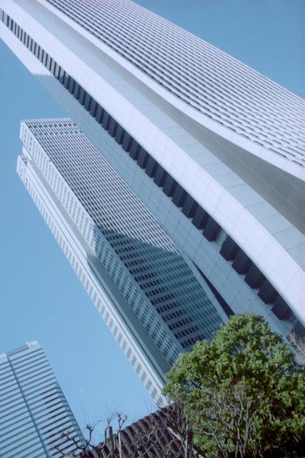 L'édifice Sompo Japan, avec derrière l'édifice Shinjuku Nomura.
