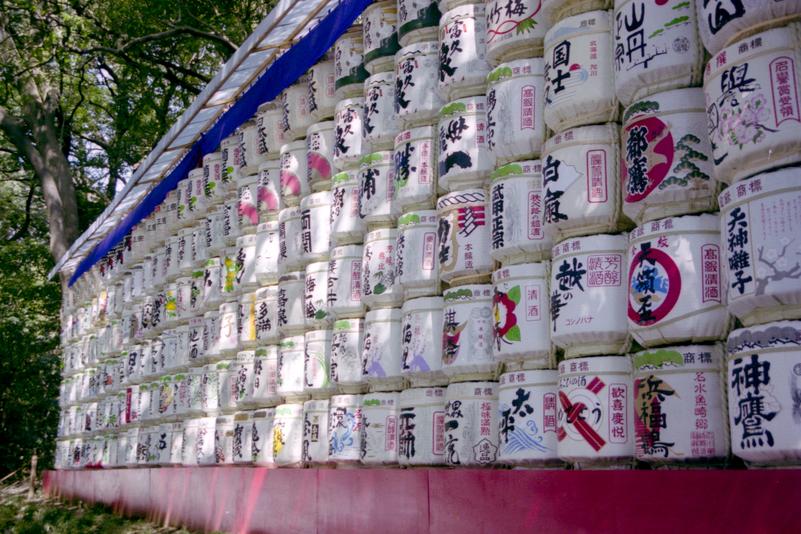 Offrande annuelle de barils de sake à Meiji-jingū.