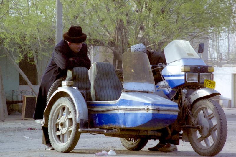 Deux hommes discutent autour d'un sidecar.