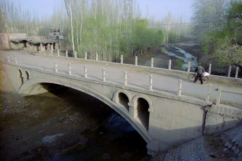 Un homme traverse un pont.