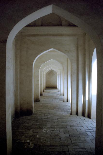 À l'intérieur du mausolée de Yusuf Khass Hajib.