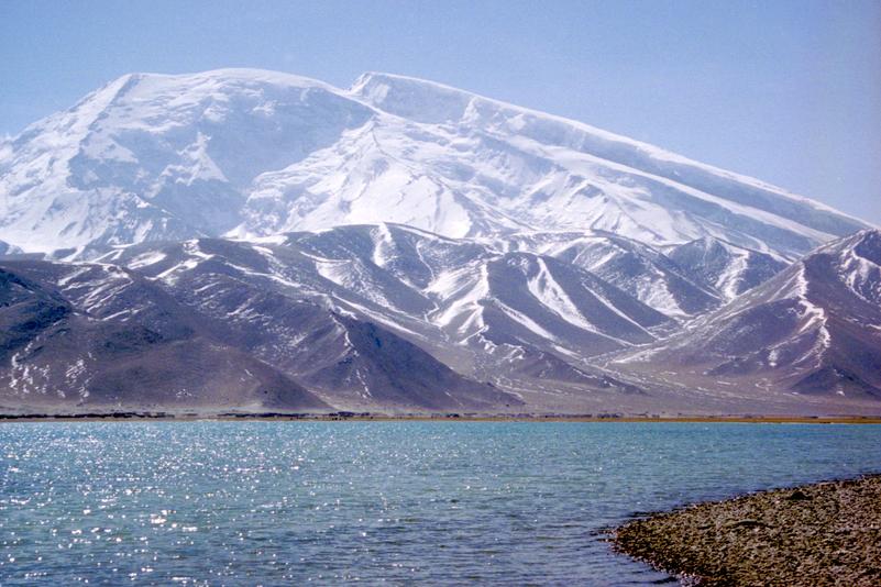 Le Muztagh Ata, vu des rives du Karakul.