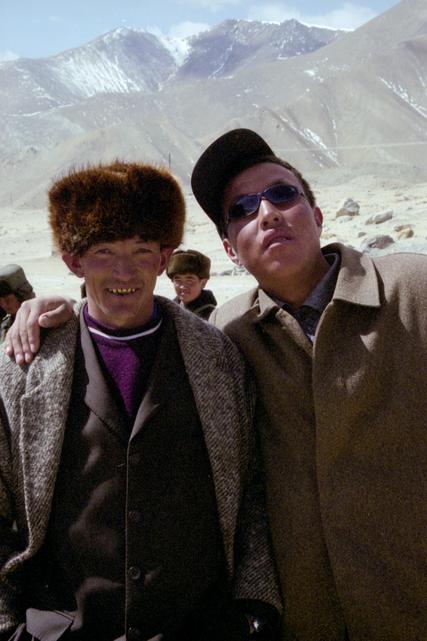 Des Kyrgyz prennent la pose pour le touriste.