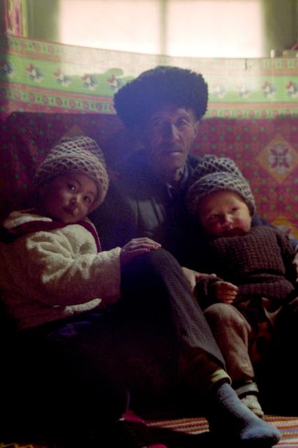 Un homme et deux enfants dans une maison sur les rives du Karakul.