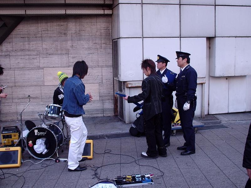 Des policiers arrêtent un concert rock.