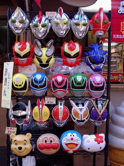 Des masques de personnages de dessins animés