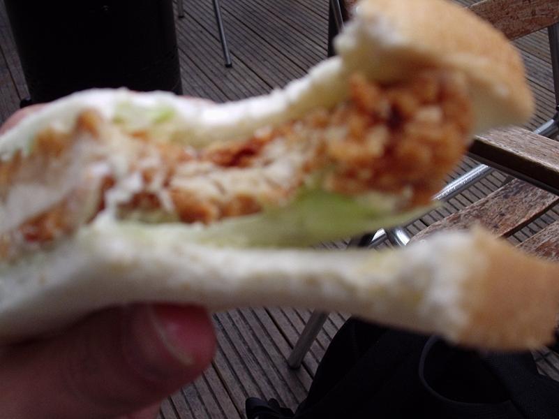 Un sandwich au poulet pané.