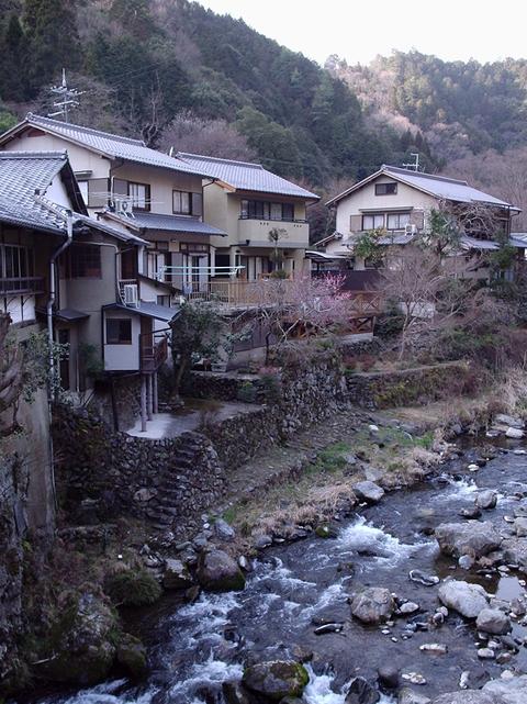 Des maisons en bordure de la rivière Kiyotaki, dans le village du même nom.