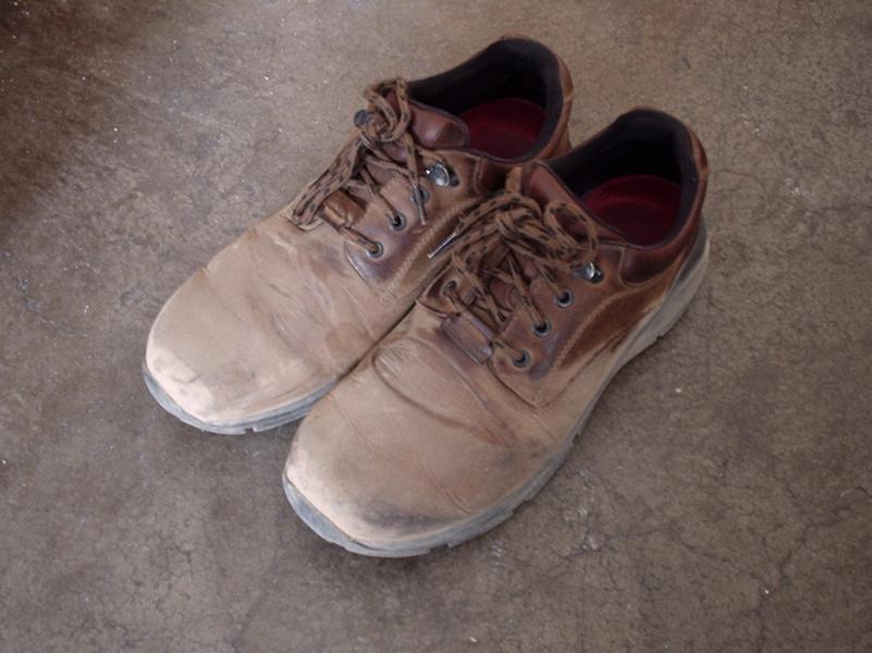 Mes souliers empoussiérés par le sable des villes en ruines.
