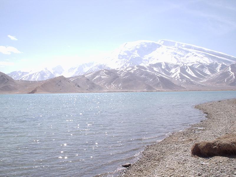 Le lac Karakul, non loin de Kashgar.