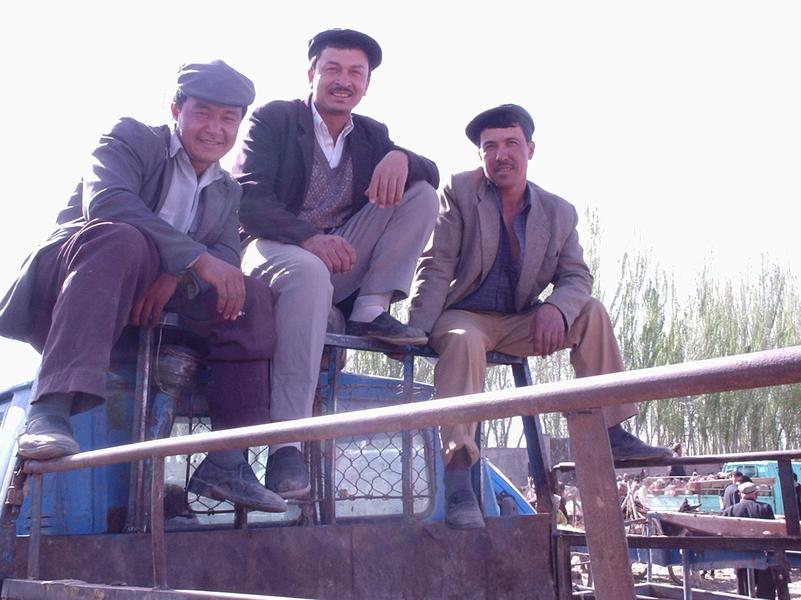 Ces hommes sont venus vendre leur bétail au marché de Kashgar.