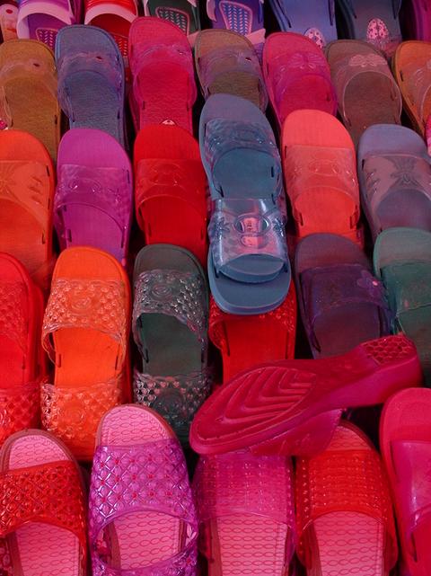 Des sandales en plastique.