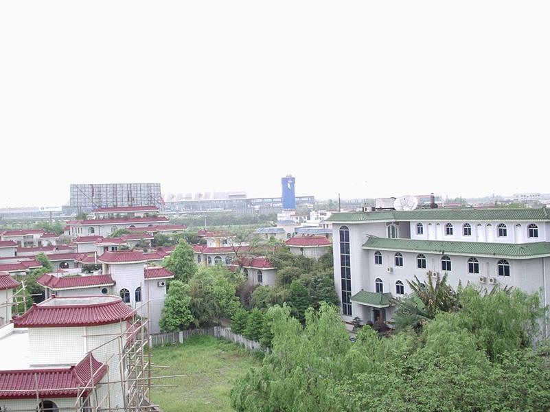 Vue de l'aéroport de Chéngdū, prise du toit d'un hôtel dont je ne connais pas le nom.
