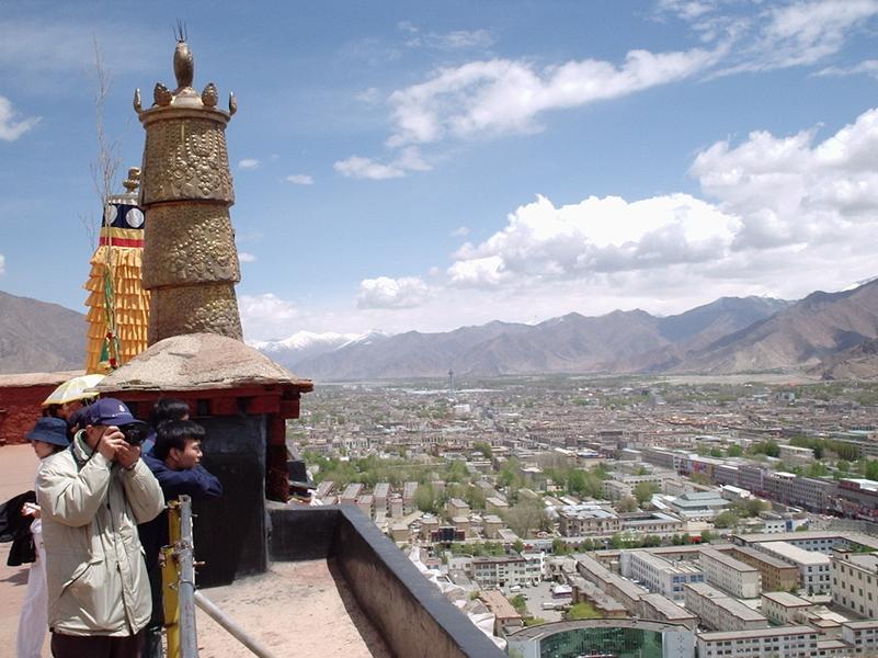 Touristes sur le toit du Potala.