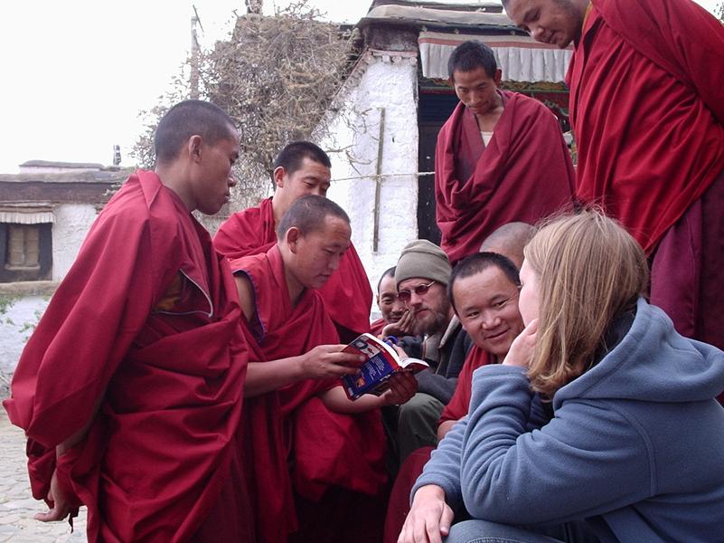 Discussion avec des moines bouddhistes.