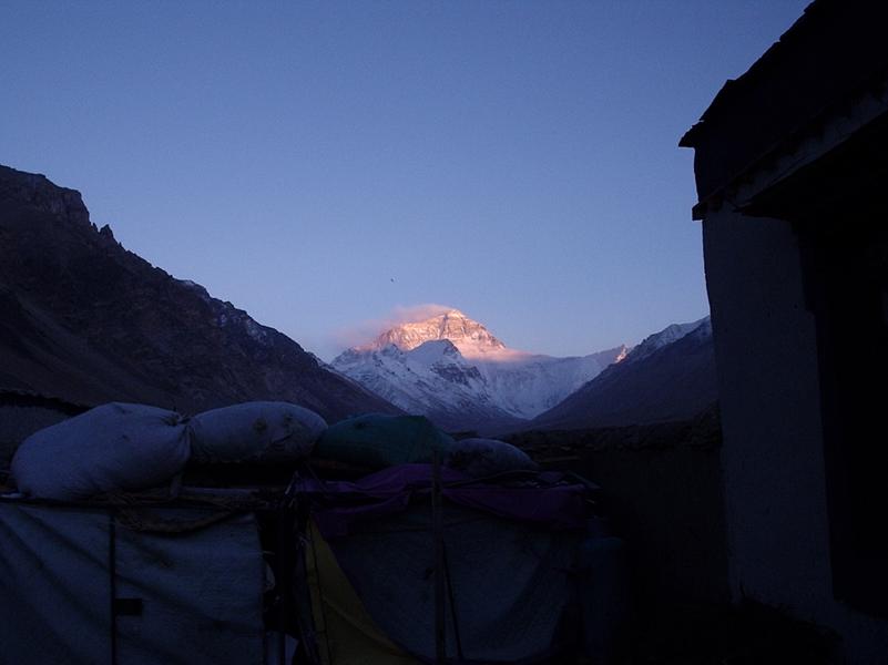 Le sommet de l'Everest attrape les derniers rayons de la journée.