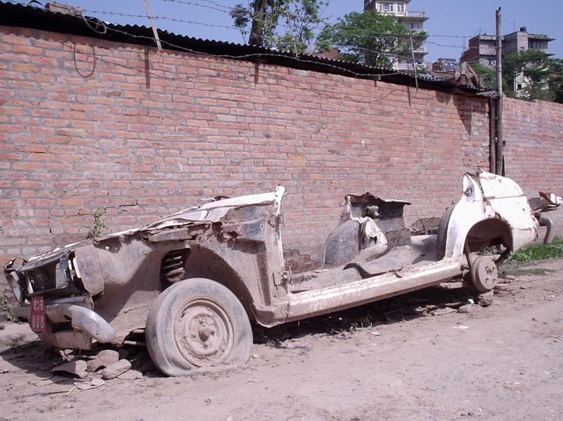 Une carcasse de voiture dans une rue de Kathmandu.